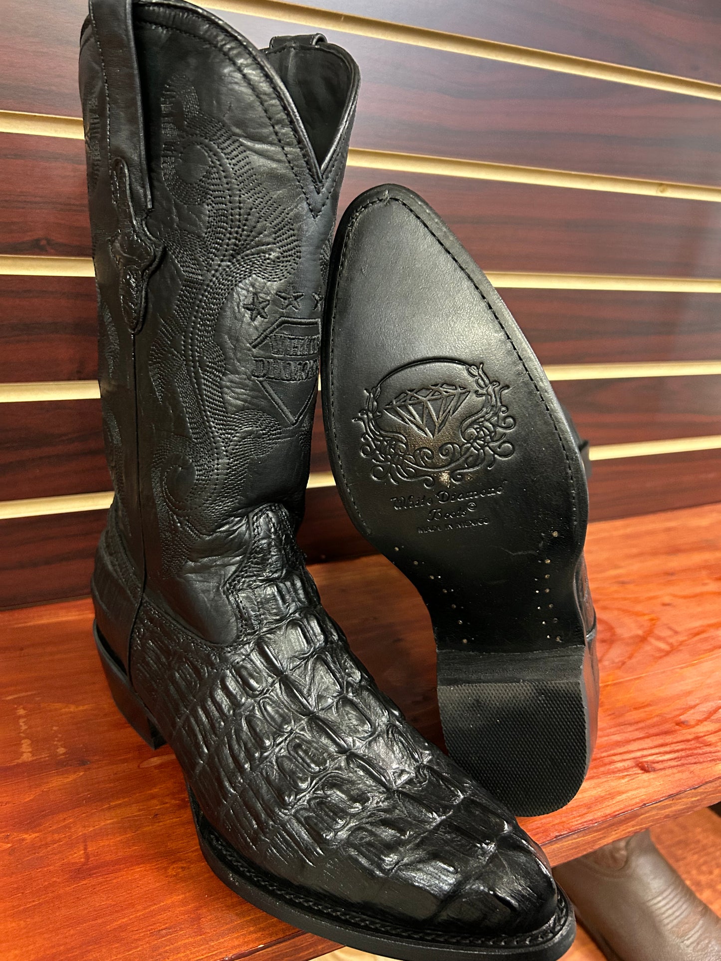 White Diamonds Boots Grabado Cocodrilo Negro