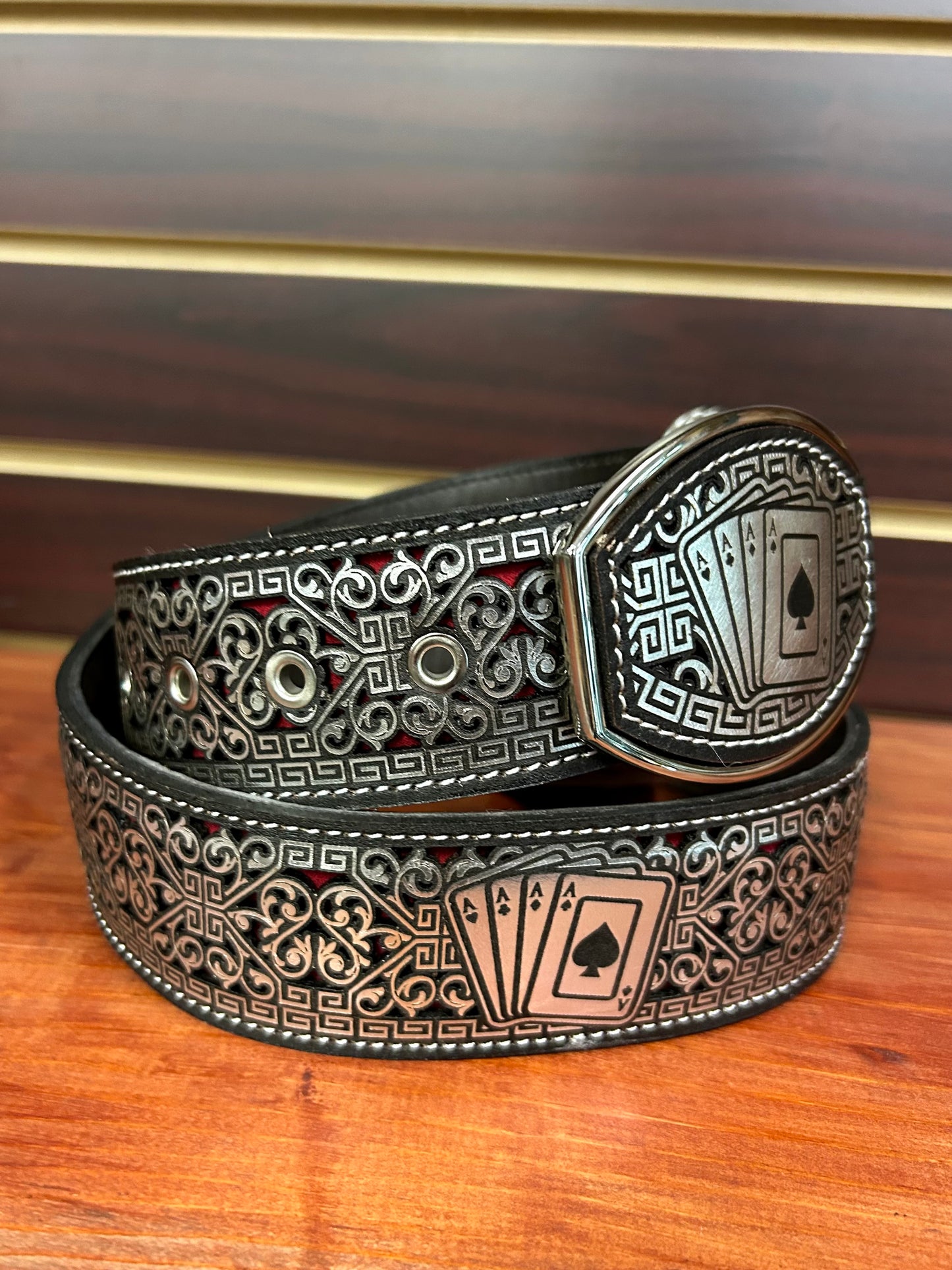 Grabado Láser Aces Cinto Color Plata Fondo Rojo