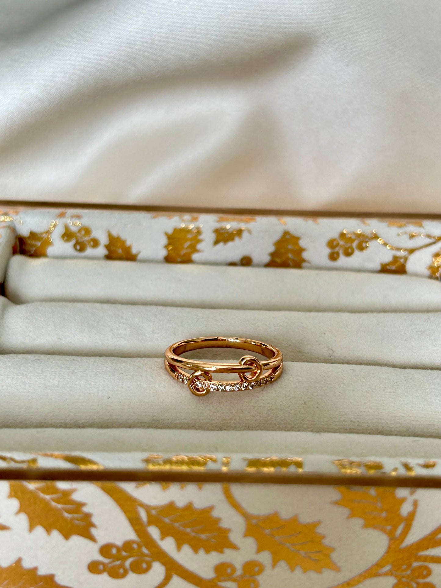 Rose gold toned ring