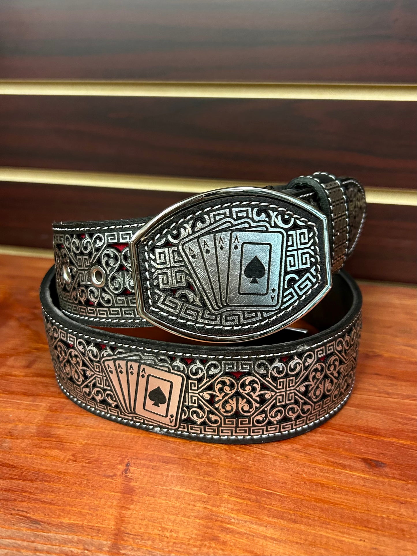Grabado Láser Aces Cinto Color Plata Fondo Rojo